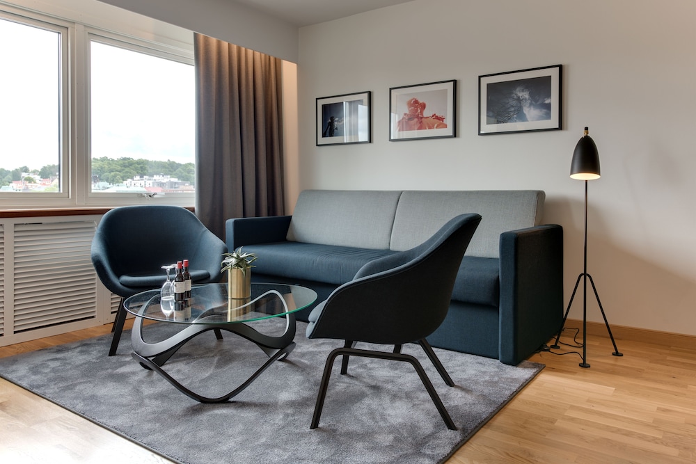 Deluxe Room, Non Smoking (2 Single Beds and Sofa Bed) photo 2