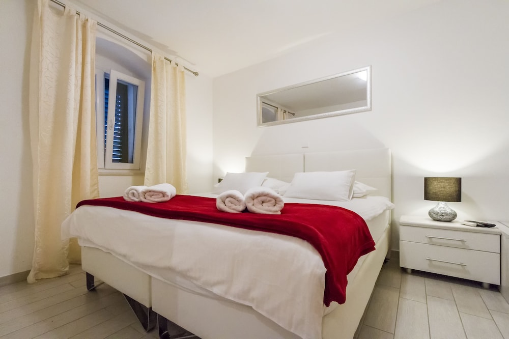 City Apartment, 1 King Bed, Non Smoking