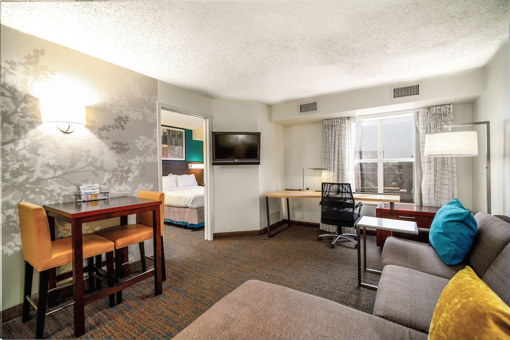 Suite, 1 Bedroom - Photo 1