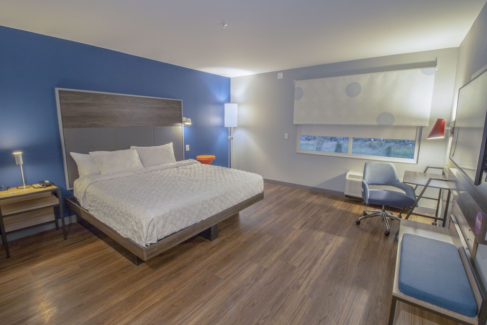 Room, 1 King Bed, Accessible, Bathtub - Photo 2