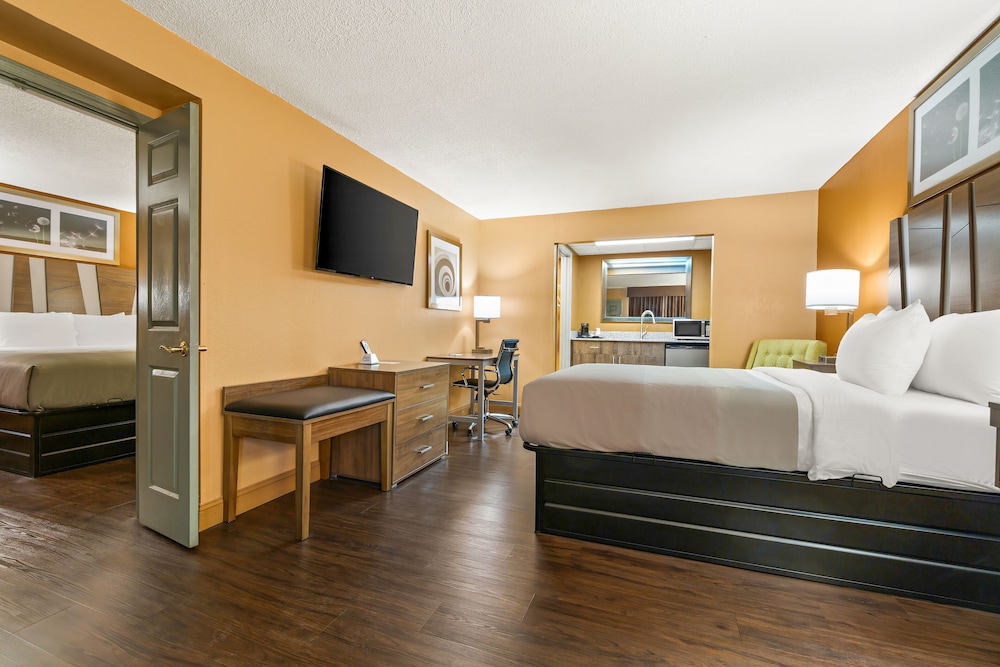 Suite, 1 King Bed, Non Smoking (Living Room) - Photo 1
