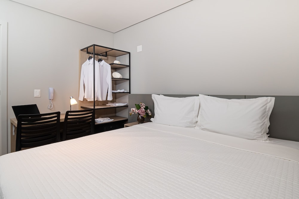 Superior Studio, 1 Queen Bed thumbnail 6