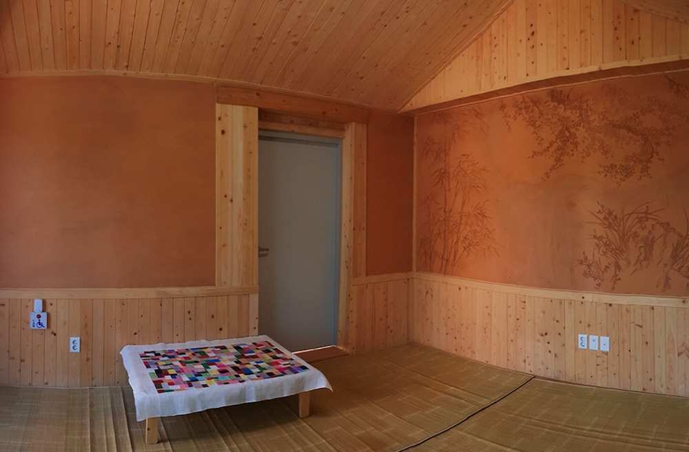 Room (C) photo 1