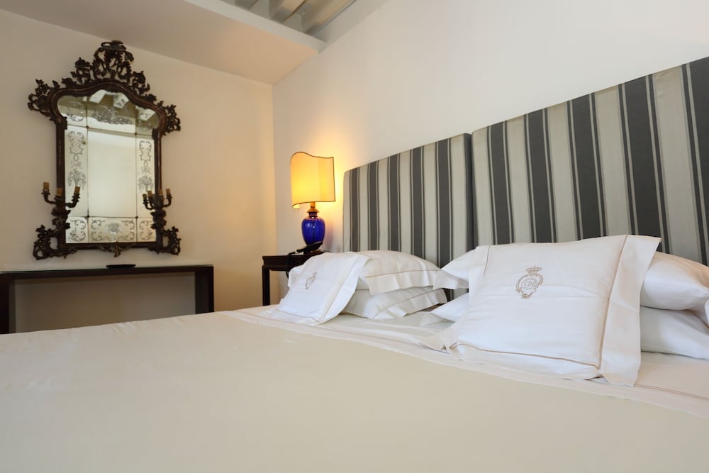 Premium Suite, 1 King Bed, Terrace, Canal View photo 3