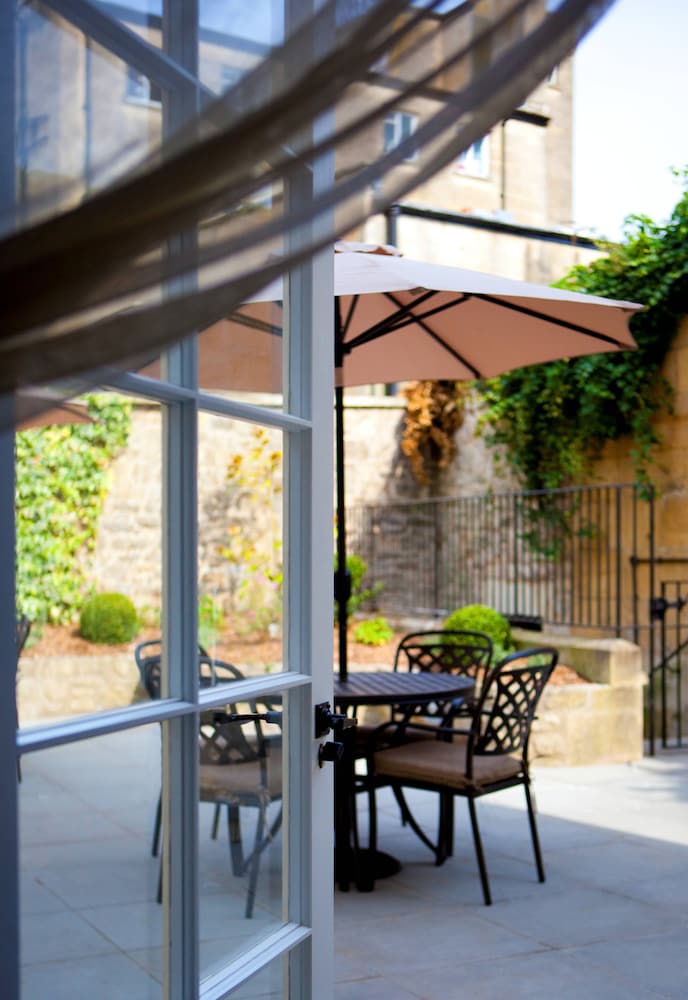 Courtyard Room
