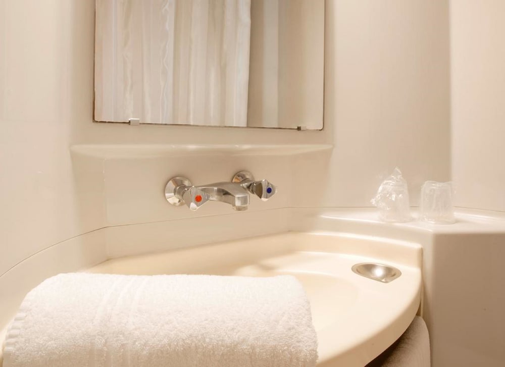 Standard Room, Multiple Beds (1 Double and 1 Single bed) - Photo 6