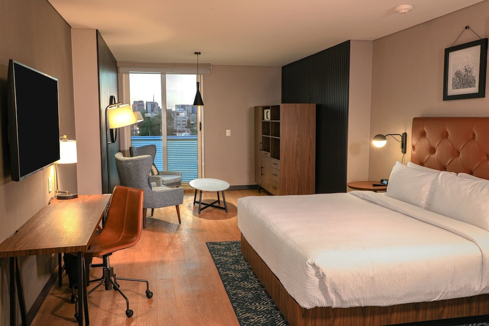 Junior Suite, 1 King Bed, City View photo 2