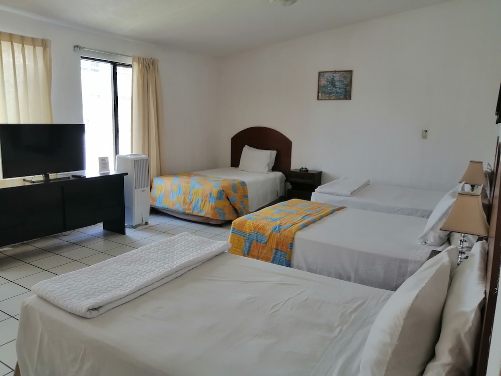Standard Quintuple Room, 5 single beds photo 3