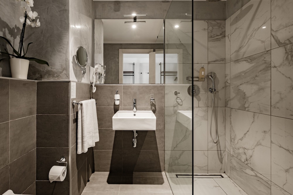 Deluxe Double or Twin Room - Photo 5