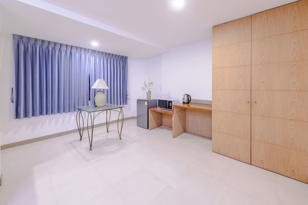 Deluxe Double Room thumbnail 6