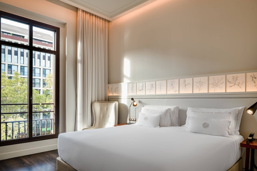 Deluxe Room, 1 King Bed, City View (Madras King)