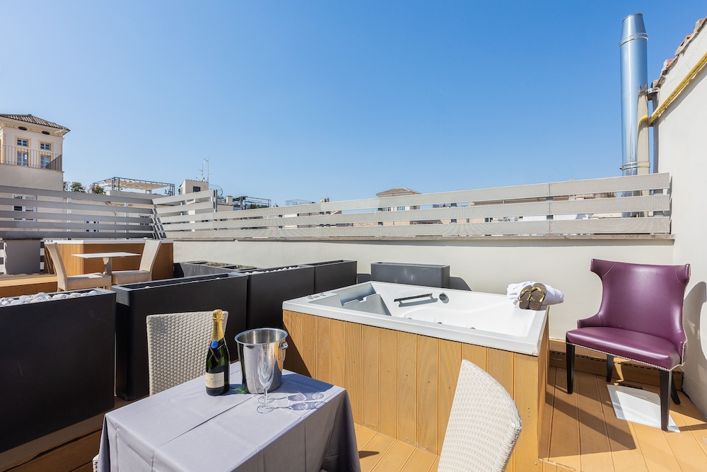 Luxury Room, Hot Tub, City View - Photo 8