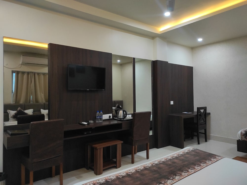 Family Room - Photo 5