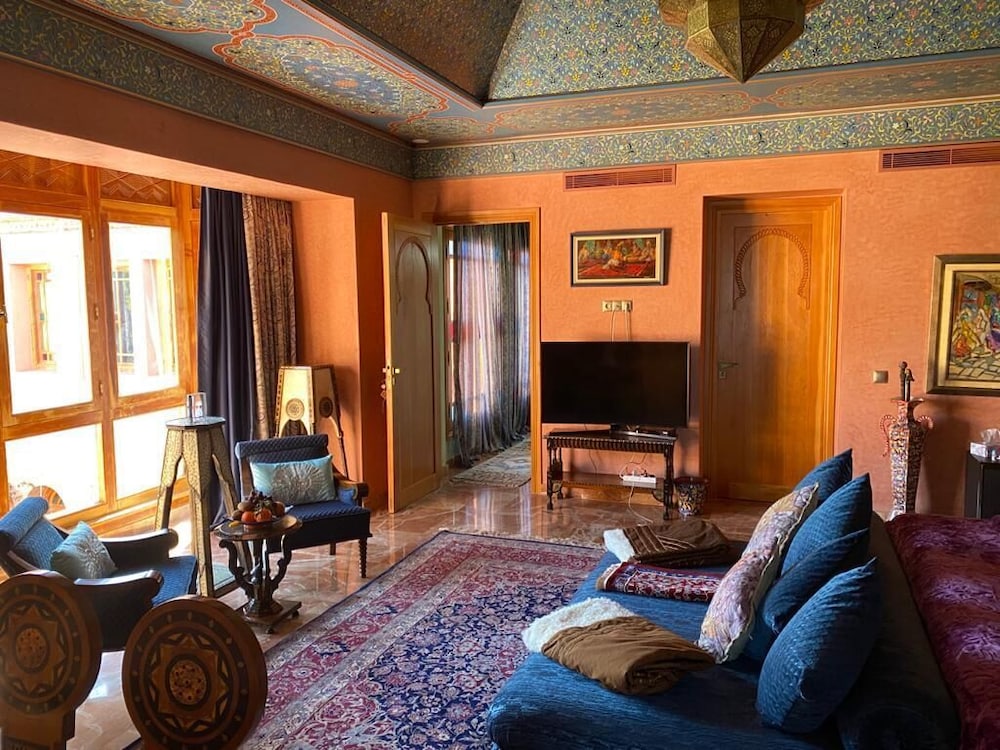 Deluxe Double Room, 1 King Bed, Pool View