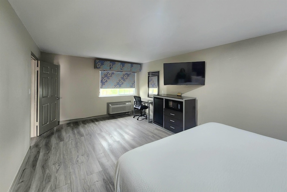 Standard Room, 1 Queen Bed - Photo 1