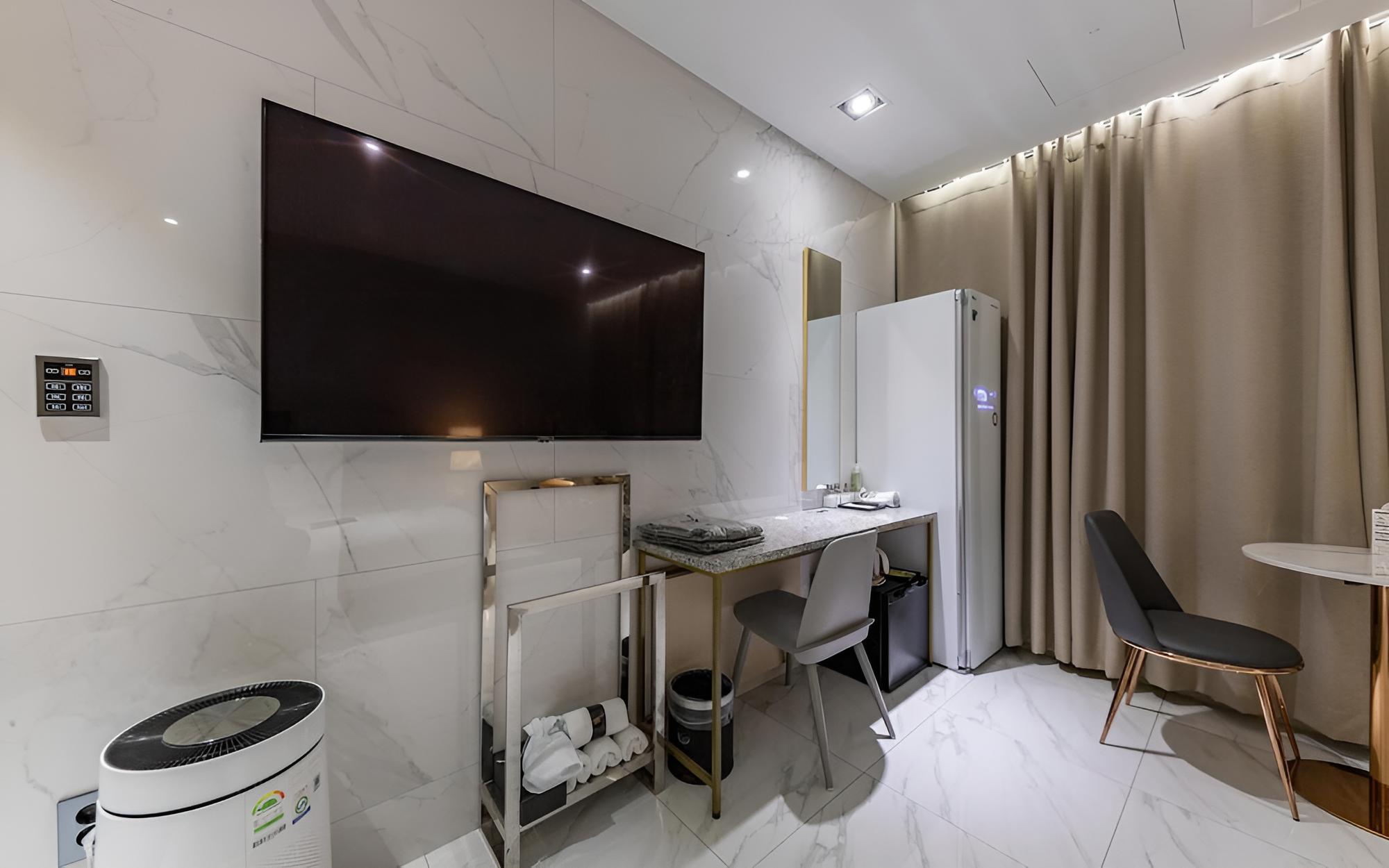 Room (Suite (Styler Massage Chair Netflix a) photo 2