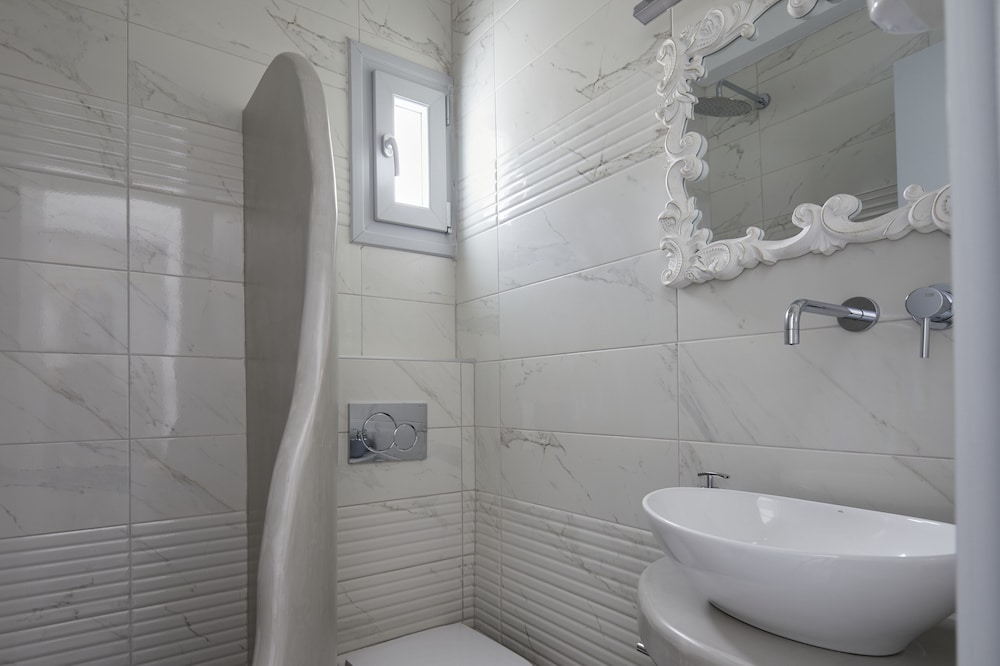 Comfort Room - Photo 2