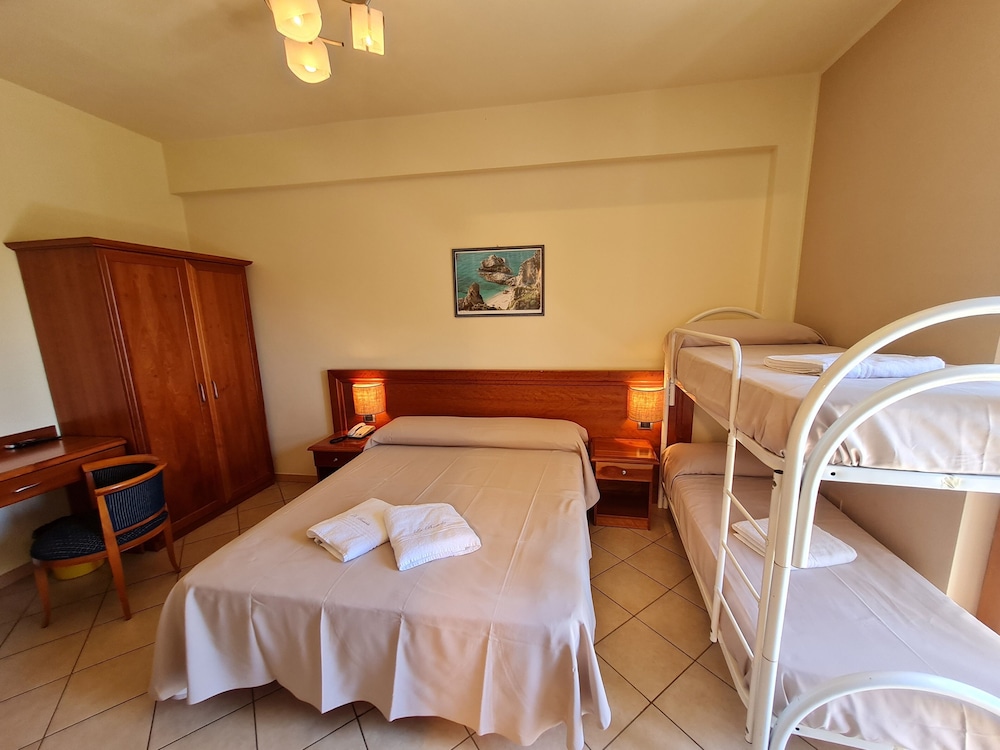 Standard Quadruple Room - Photo 4