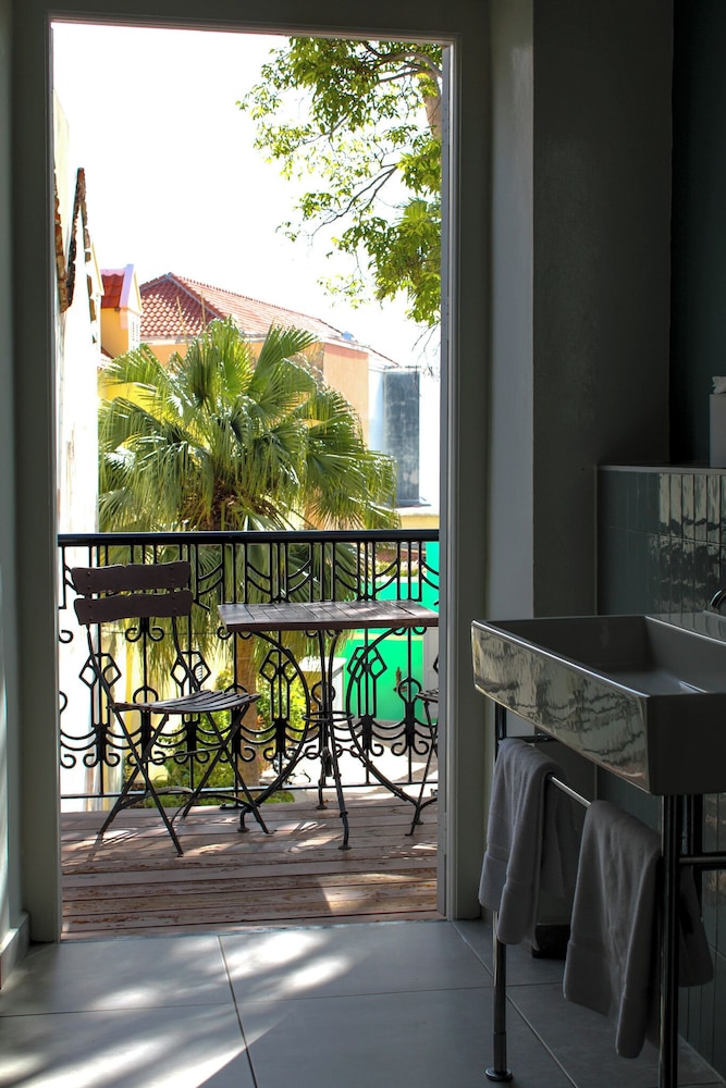 Superior King Room with private Balcony - Photo 3
