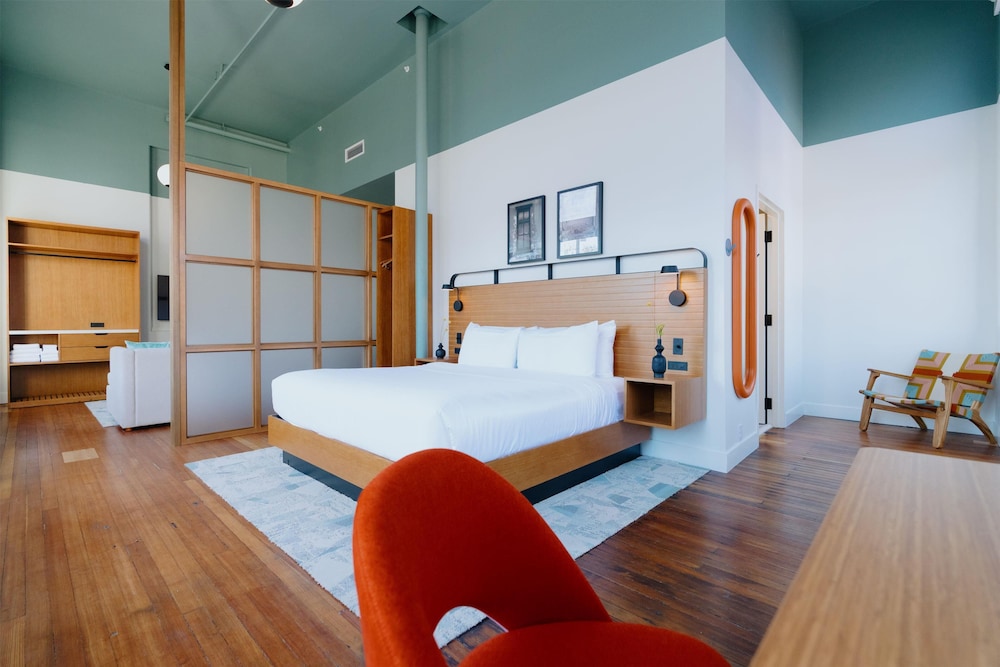 Suite, 1 King Bed - Photo 3