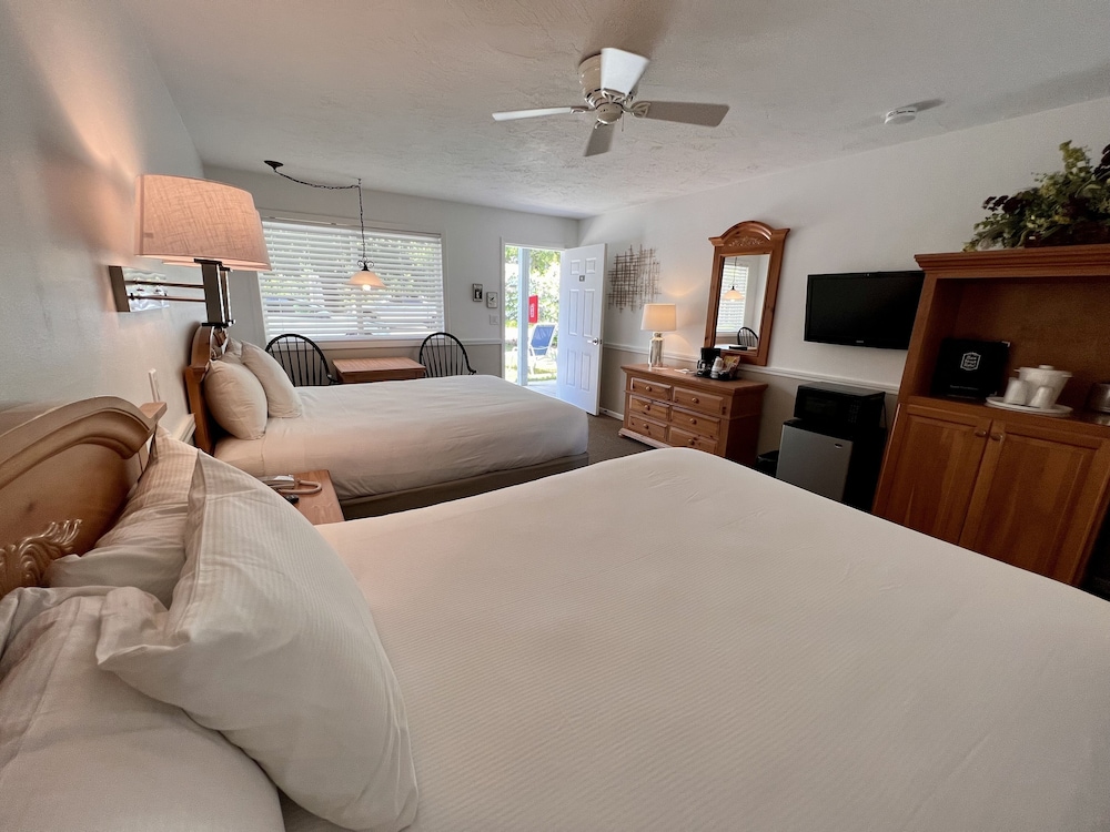 Standard Room, 2 Queen Beds, Non Smoking (Shower Only) photo 1