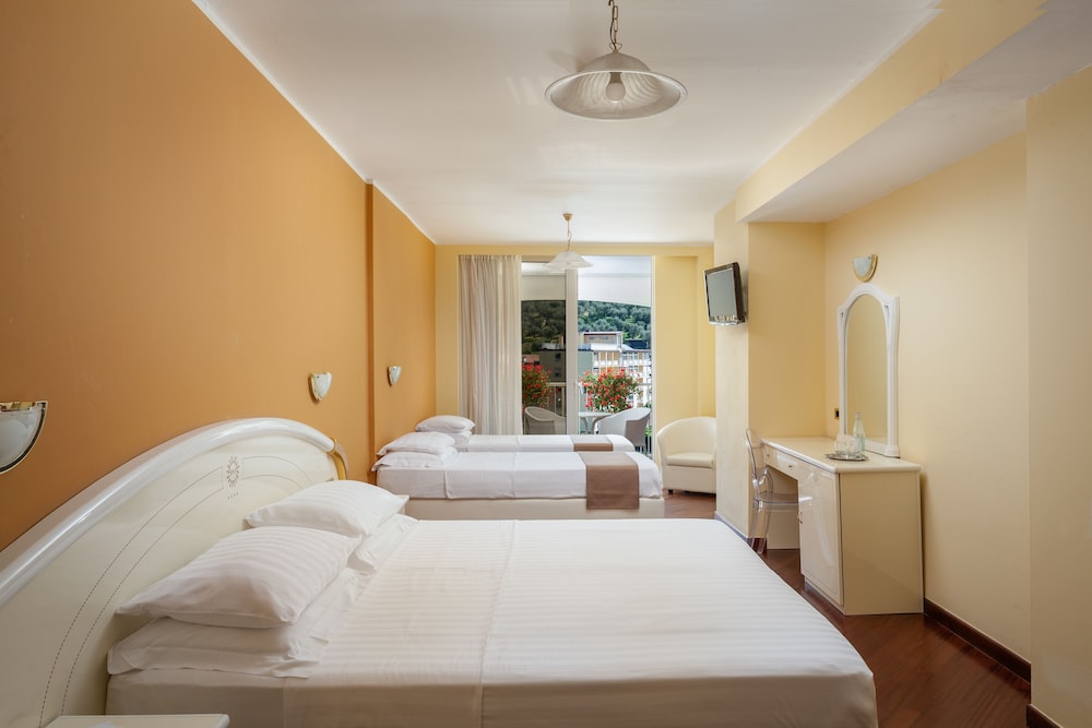Junior Quadruple Room, Terrace