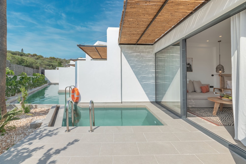 Executive Room, Pool View - Photo 10