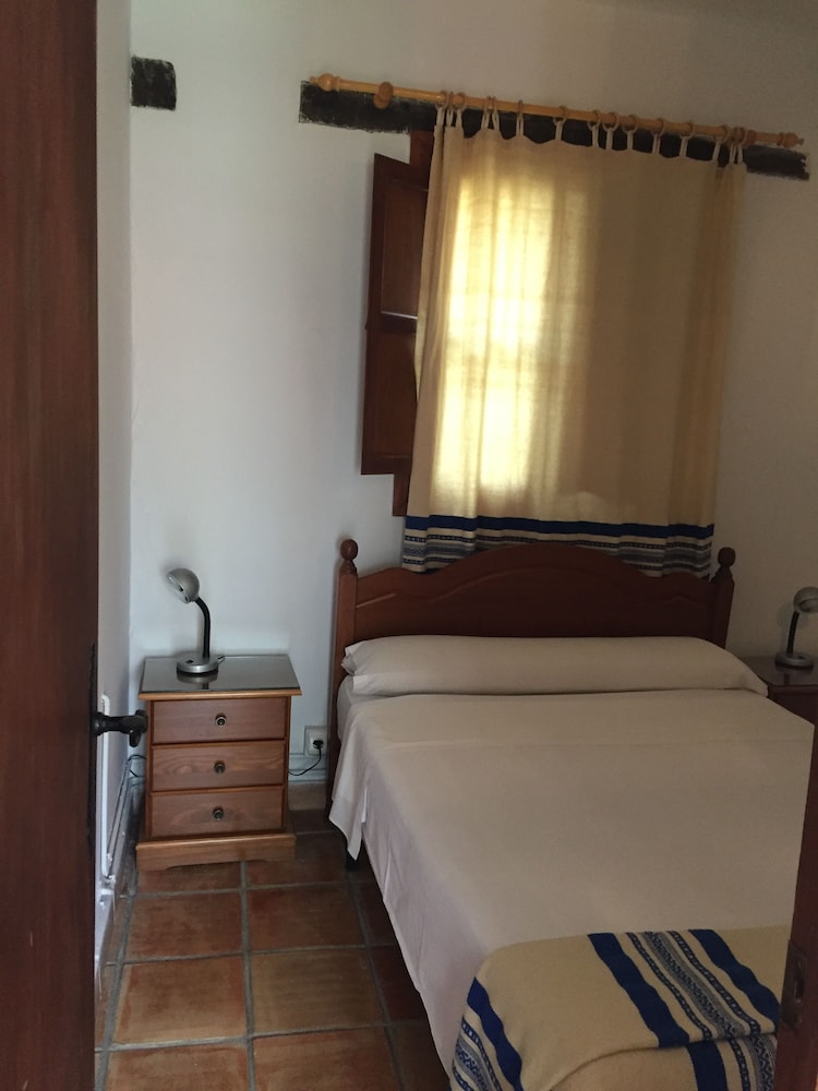Basic Bungalow, 1 Double Bed, Fireplace, Garden Area photo 3