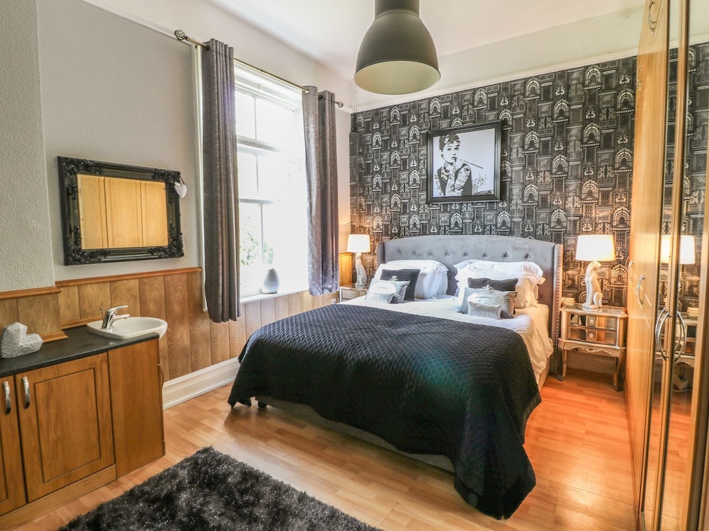 Luxury House, Multiple Beds, Accessible, Garden View photo 2
