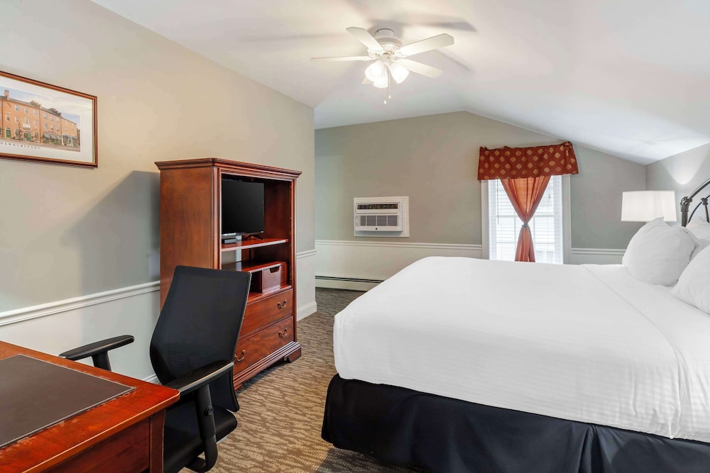 Suite, 1 King Bed with Sofa bed, Non Smoking photo 1