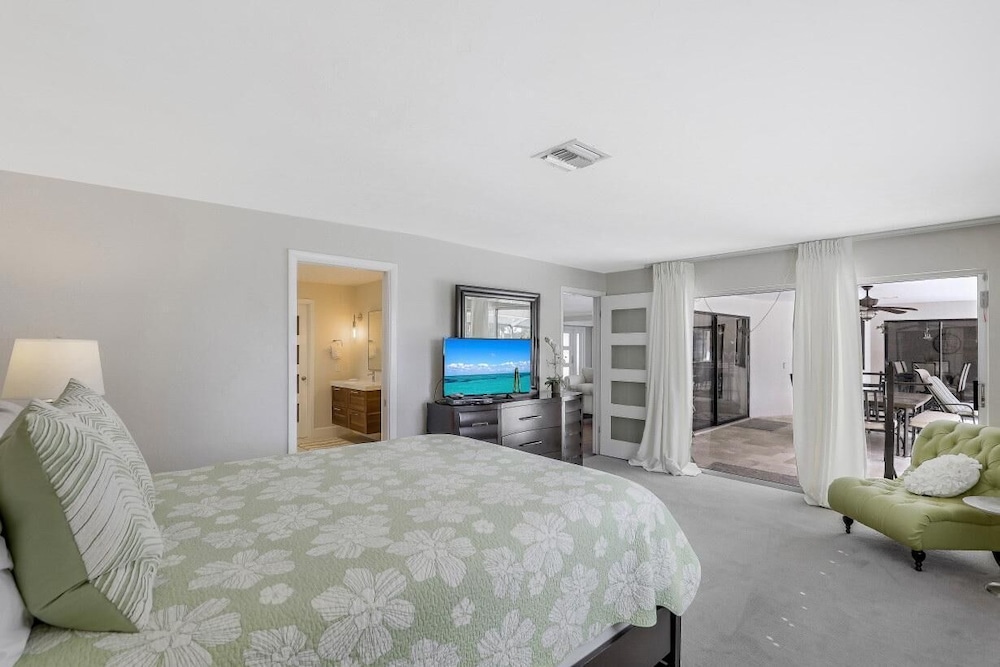 House, Multiple Beds (216 Shadowridge Court) photo 2