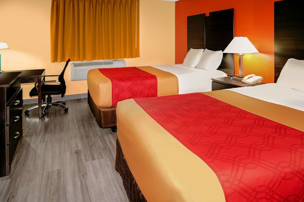 Standard Room, 2 Double Beds, Smoking - Photo 2
