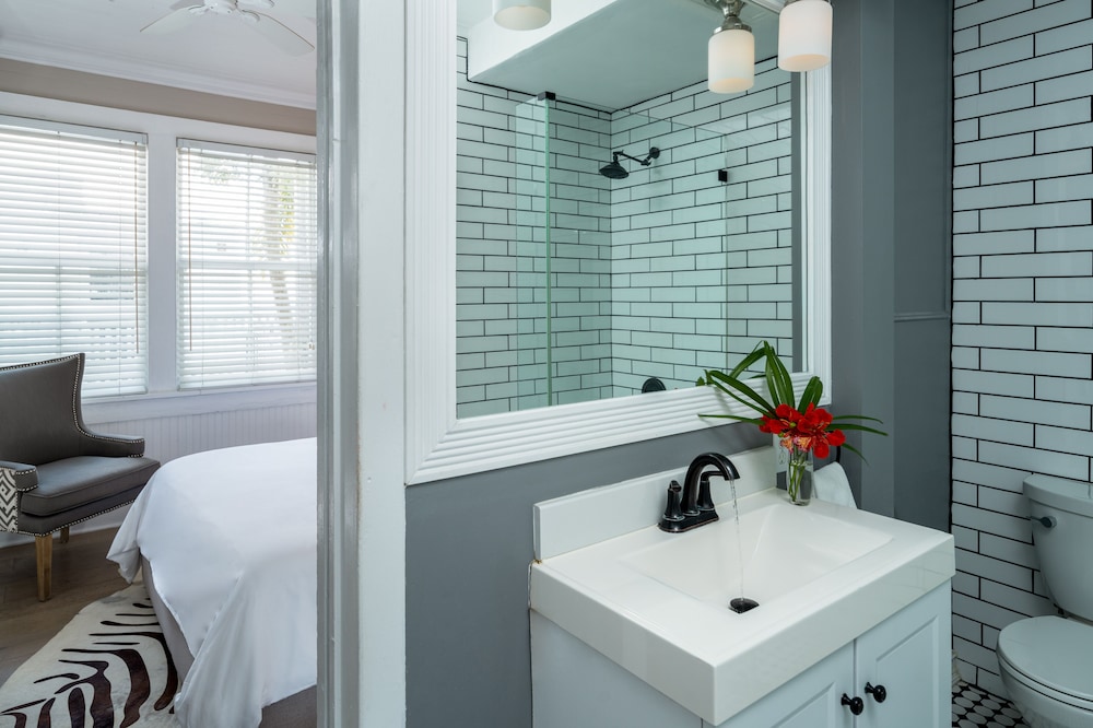 Standard Room, 1 Queen Bed, Refrigerator (Room 3) photo 2