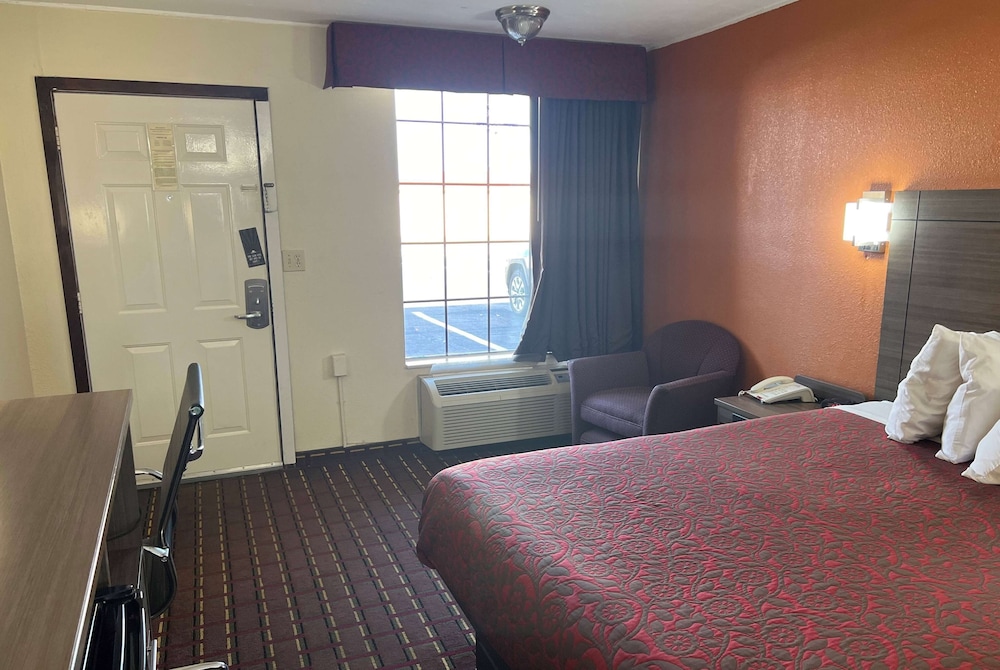 Standard Room, 1 Queen Bed - Photo 2
