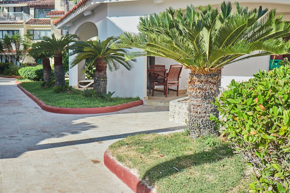 Los Corales Moonstar Superior Beachfront Suite photo 2