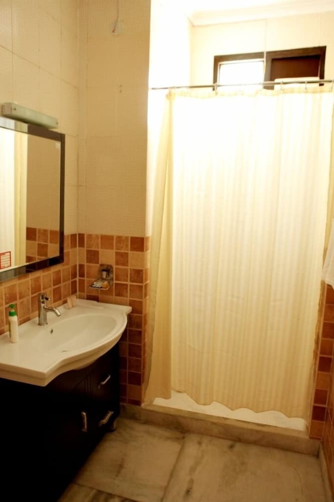 Deluxe Room, Multiple Beds, Smoking photo 2