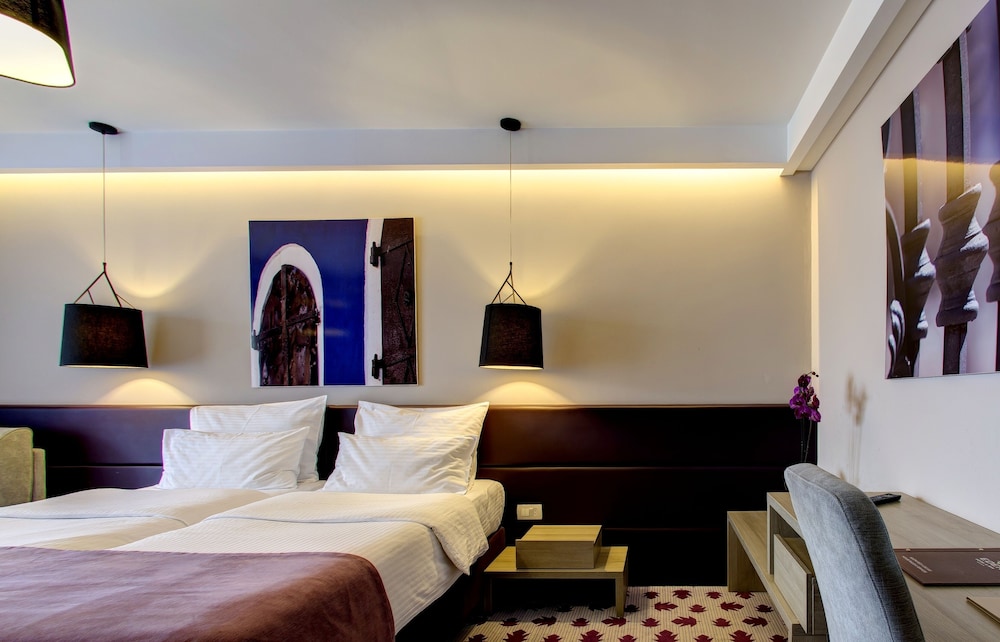 Triple Room, Multiple Beds, Balcony, City View, photo 6