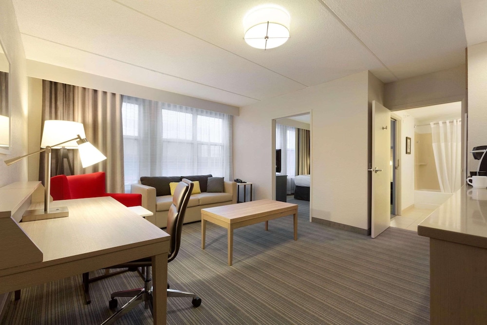 Premium Suite, 1 King Bed, Non Smoking photo 1
