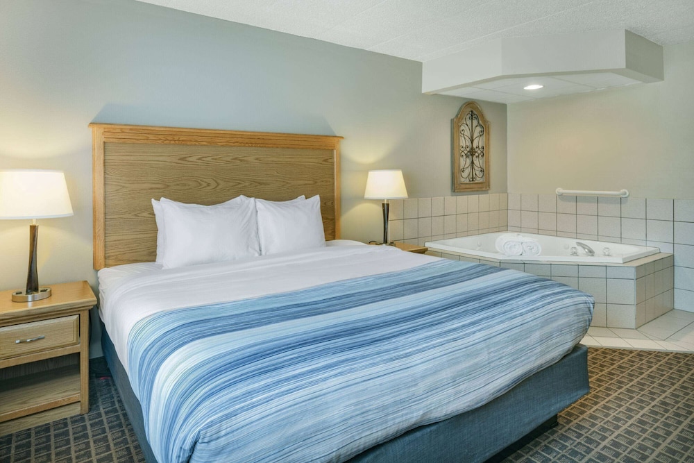 Premier Hot Tub Suite, 1 King Bed - Photo 6