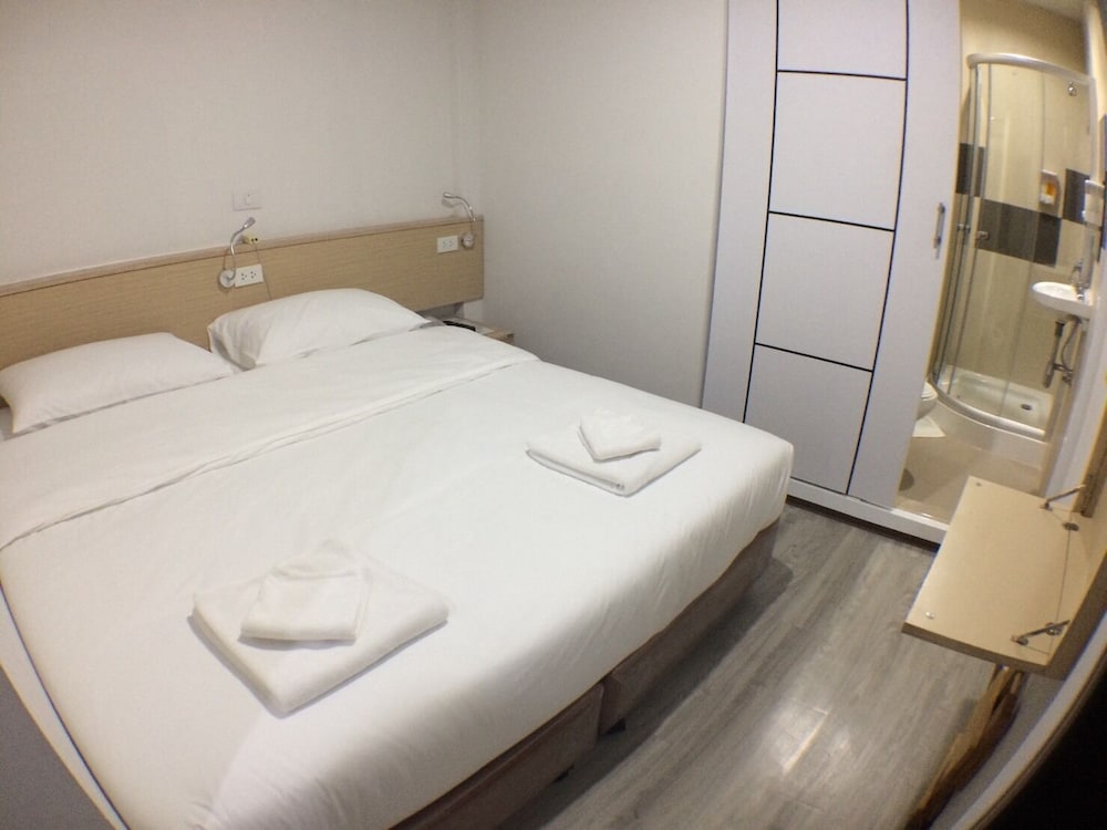 Economy Twin Room, 1 King Bed, No Windows photo 2