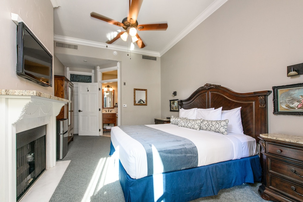 Room, 1 King Bed, Balcony, City View photo 2