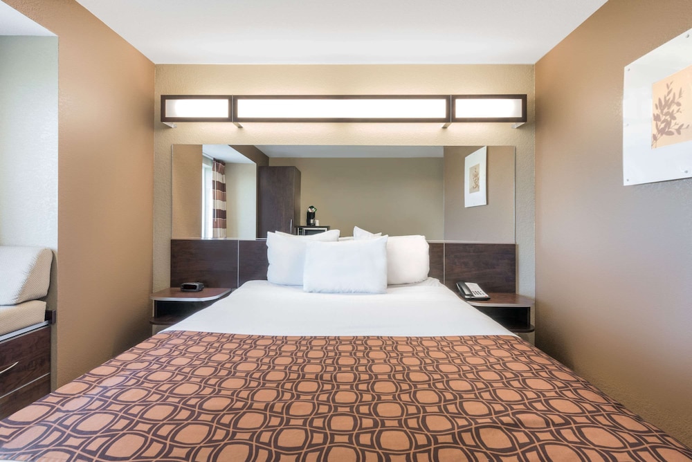 Suite, 1 Queen Bed, Non Smoking - Photo 8