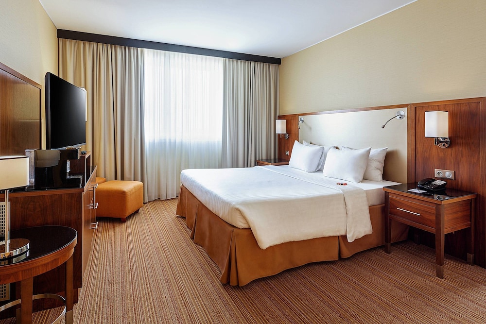 Suite, 1 King Bed with Sofa bed, Balcony photo 2