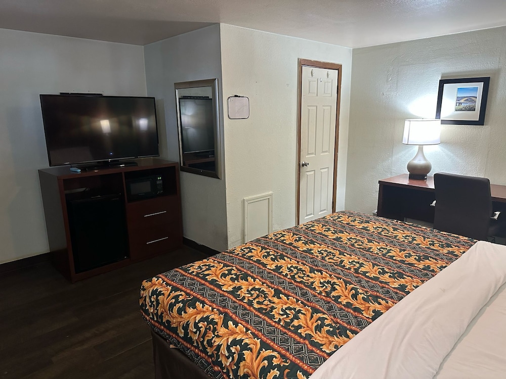 Room, 1 King Bed, Smoking - Photo 9
