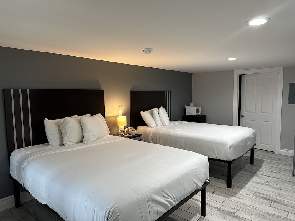 Standard Room, 2 Queen Beds - Photo 1