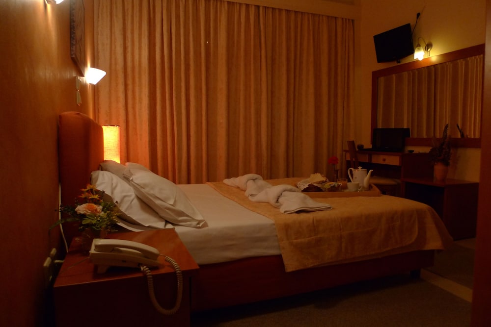 Double or Twin Room, Balcony, Partial Ocean View photo 1