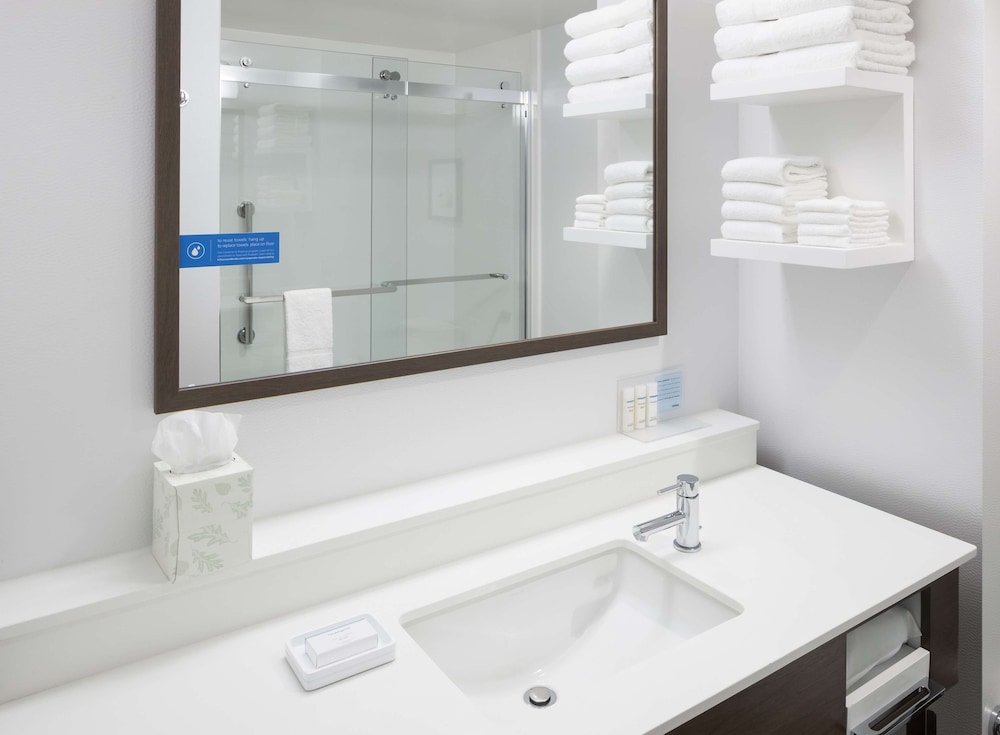 Room, 2 Queen Beds, Accessible, Bathtub photo 3