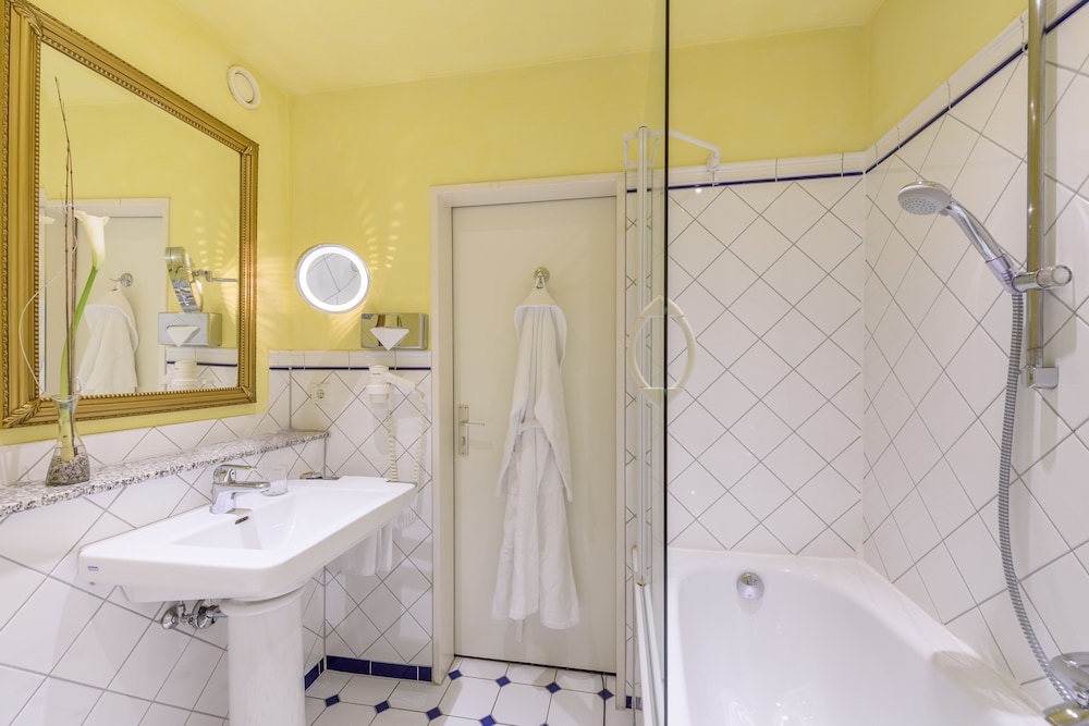 Deluxe Double or Twin Room - Photo 6