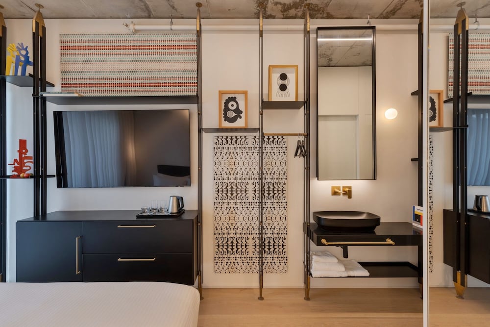 Deluxe Room, 1 Queen Bed, City View - Photo 6