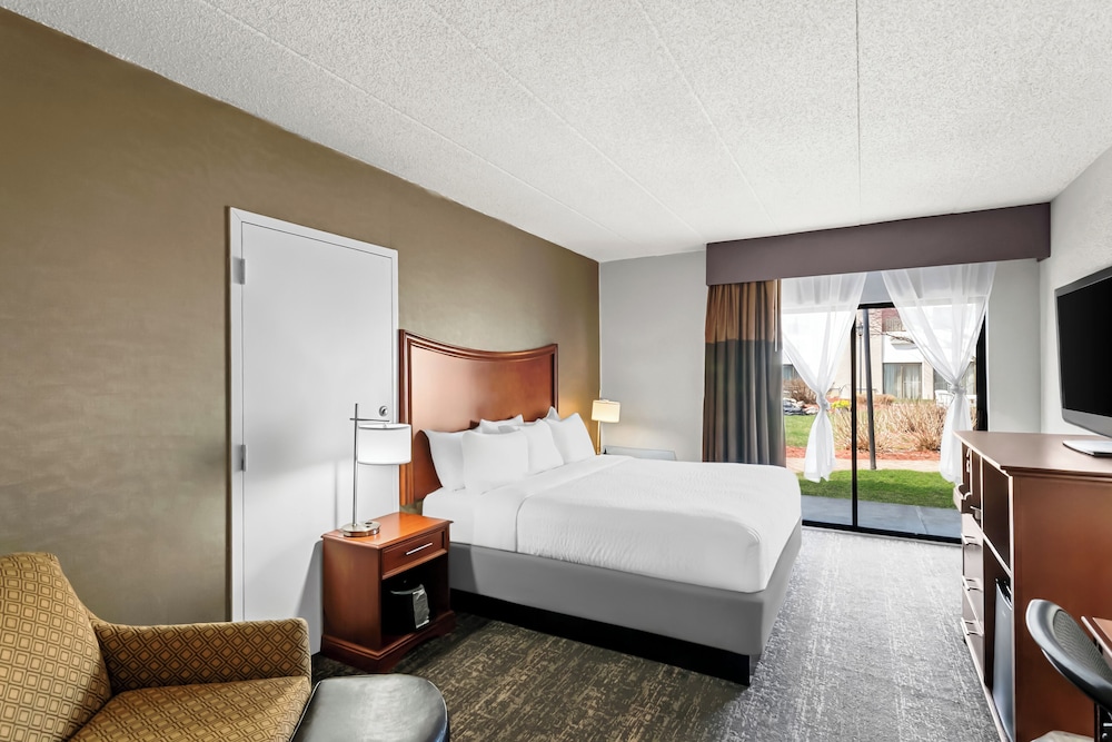 Standard Room, 1 King Bed, Non Smoking - Photo 1
